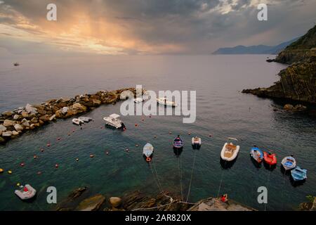 Riomaggiore, Italien - September 17, 2018: Blick auf die kleine Bucht von einem der Cinque Terre, die Stadt in das Ligurische Meer. Stockfoto