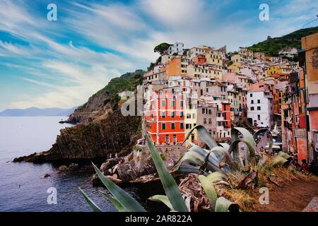 Riomaggiore, Italien - September 17, 2018: Blick auf die kleine Bucht von einem der Cinque Terre, die Stadt in das Ligurische Meer. Stockfoto