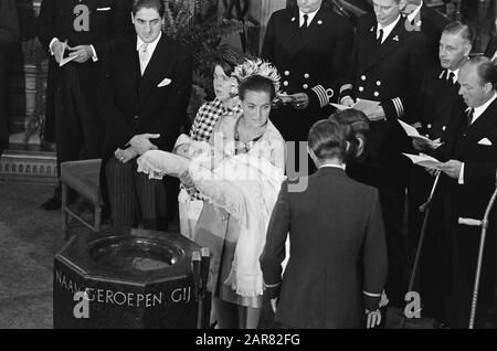 Die Taufe von Prinz Maurits in der Grote Kerk in Apeldoorn Prinzessin Margriet steht mit ihrem Sohn, Prinz Maurits am Taufstein. Neben ihr steht ihr Ehemann Pieter van Vollenhoven Datum: 10. September 1968 Schlagwörter: Taufen, Gruppenporträts, Prinzessinnen persönlicher Name: Berkhof, H., Margrit, Prinzessin, Maurits, Fürst, Vollenhoven, Pieter van Stockfoto