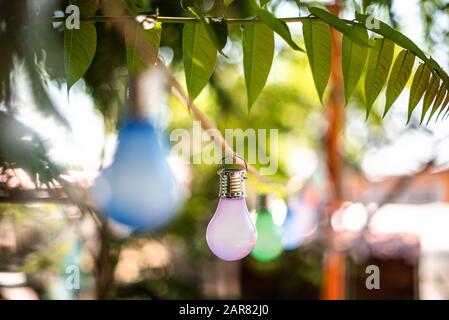 Lampen im Freien bunte hängende Verzierungen Camping Heim Hinterhof Urlaub Konzept Familie Zeit Kinder Spaß warm sonnig Stockfoto