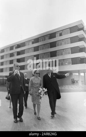 Prinzessin Margriet eröffnet das RK-Krankenhaus Saint Franciscushof in Raalte Prinzessinnen, psychiatrische Kliniken, Öffnungen, Margriet, Prinzessin, Marijke, Prinzessin Annotation: 2008 wurde die psychiatrische Klinik geschlossen und das Gebäude inzwischen abgerissen (Frühjahr 2009). Quelle: www.destentor.nl, 7. Juni 2008, Artikel: Franciscushof in Raalte Close, Zwolle öffnet das Tor Datum: 20. Juni 1967 Ort: Overijssel, Raalte Schlüsselwörter: Eröffnungen, Prinzessinnen, psychiatrische Kliniken persönlicher Name: Margriet, Prinzessin, Marijke, Prinzessin Stockfoto