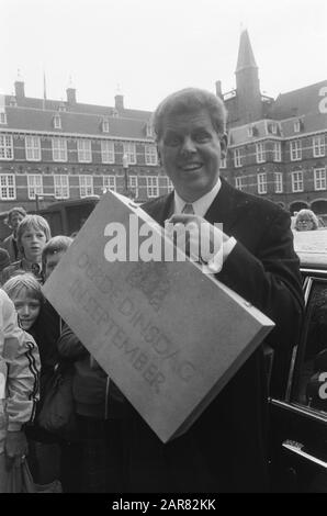 Prinsjesdag 1975; Eröffnung der States-General; Billiondennota; Minister Duisenberg mit Aktenkoffer am Binnenhof Datum: 16. September 1975 Standort: Den Haag, Zuid-Holland Schlüsselwörter: Openingen, PRINSJESDAG, Minister Name Der Institution: States-General Stockfoto
