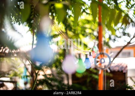 Lampen im Freien bunte hängende Verzierungen Camping Heim Hinterhof Urlaub Konzept Familie Zeit Kinder Spaß warm sonnig Stockfoto