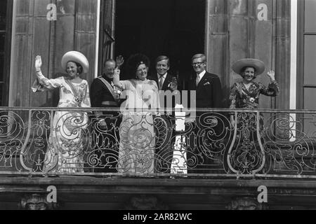 Prinsjesdag, Eröffnung States-General, Königsfamilie auf Balkon Paleis lange Voorhout Datum: 19. september 1972 Standort: Den Haag, Zuid-Holland Schlüsselwörter: Balkone, Familien Name Der Institution: Paleis lange Voorhout Stockfoto