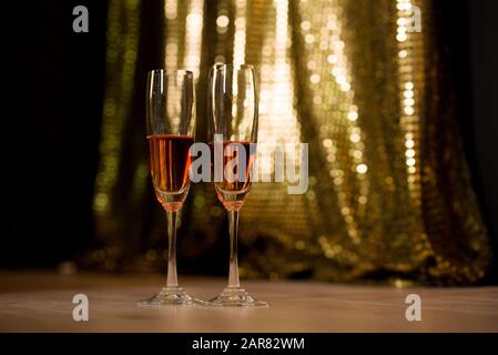 Zwei Gläser Champagner vor dem Hintergrund der gold glänzend Texturierte Gewebe. Feiertage Stockfoto