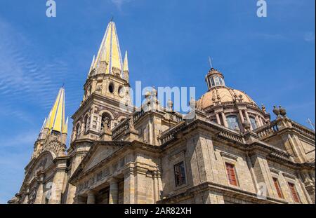 Die Kathedrale von Guadalajara und die Parroquia el Sagrario Metropolitano gegen einen blauen Himmel im mexikanischen Bundesstaat Jalisco Stockfoto