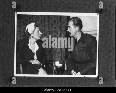 Königin Juliana im Gespräch mit L.C.M. (Kees) van Eendenburg, ein niederländischer RAF-Pilot bei einem Besuch in Oranjehaven, dem niederländischen Club in London Anmerkung: Repronegativdatum: 11. September 1944 Standort: Großbritannien, London Schlüsselwörter: Clubs, Königshaus, Piloten, Prinzessinnen, persönlicher Name des zweiten Weltkriegs: Edenburg, L.C.M. von, Juliana (Prinzessin Niederlande) Stockfoto