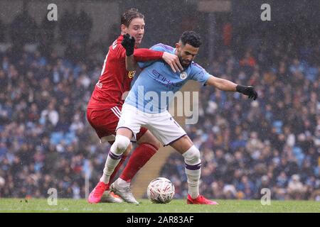 Manchester, Großbritannien. Januar 2020. Fulhams Stefan Johansen kämpft am Sonntag, den 26. Januar 2020, um den Besitz von Riyad Mahrez von Manchester City und Fulham im Etihad Stadium in Manchester. (Kredit: Tim Markland/MI News) Foto darf nur für redaktionelle Zwecke in Zeitungen und/oder Zeitschriften verwendet werden, Lizenz für kommerzielle Nutzung erforderlich Kredit: MI News & Sport /Alamy Live News Stockfoto