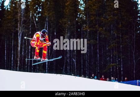 Pirmin Zürbriggen aus der Schweiz gewinnt bei den Olympischen Winterspielen 1988 die Goldmedaille in der Abfahrt. Stockfoto