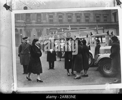 [Prinzessin Juliana in London während einer Zeremonie, wahrscheinlich im Zusammenhang mit Frauen-Hilfskorps. Eine Reihe von Lastwagen mit Aufschrift Food Flying Squad mit weiblichen Fahrern] Anmerkung: Repronegativ [Die Dame auf der rechten Seite, die mit einigen Frauen spricht, scheint Königin Elizabeth, die Frau von König Georg VI.] Die Food Flying Squad war Teil des Women's Voluntary Service (WVS) Datum: 1944 Ort: Großbritannien Schlüsselwörter: Besuche, Prinzessinnen, persönlicher Name des zweiten Weltkriegs: Juliana, Prinzessin Stockfoto