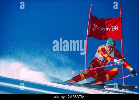 Pirmin Zürbriggen aus der Schweiz gewinnt bei den Olympischen Winterspielen 1988 die Bronzemedaille im Riesenslalom. Stockfoto