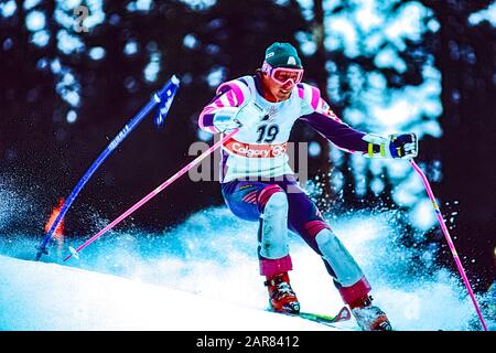 Pirmin Zürbriggen aus der Schweiz tritt bei den Olympischen Winterspielen 1988 im Slalom-Rennen an. Stockfoto