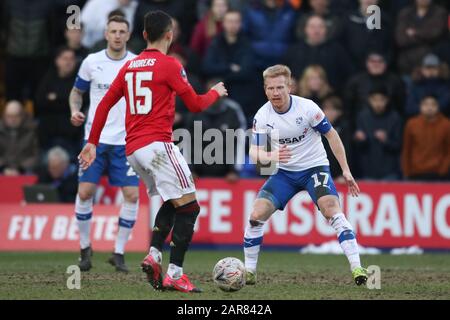 Birkenhead, Großbritannien. Januar 2020. David Perkins von Tranmere Rovers schließt Andreas Pereira von Manchester United beim Spiel der vierten Runde des FA Cup zwischen Tranmere Rovers und Manchester United im Prenton Park am 26. Januar 2020 in Birkenhead, England. (Foto von Richard Ault/phcimages.com) Credit: PHC Images/Alamy Live News Stockfoto