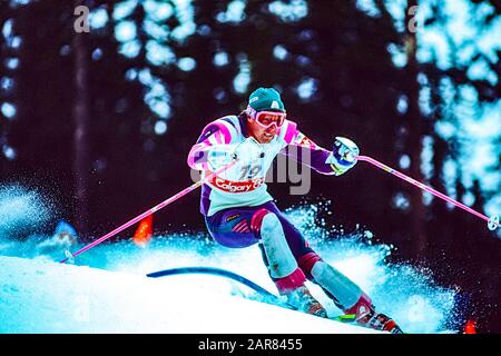 Pirmin Zürbriggen aus der Schweiz tritt bei den Olympischen Winterspielen 1988 im Slalom-Rennen an. Stockfoto