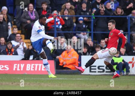 Birkenhead, Großbritannien. Januar 2020. Emmanuel Monthe of Tranmere Rovers räumt den Ball während des Vierten Runden Matches des FA Cup zwischen Tranmere Rovers und Manchester United im Prenton Park am 26. Januar 2020 in Birkenhead, England. (Foto von Richard Ault/phcimages.com) Credit: PHC Images/Alamy Live News Stockfoto