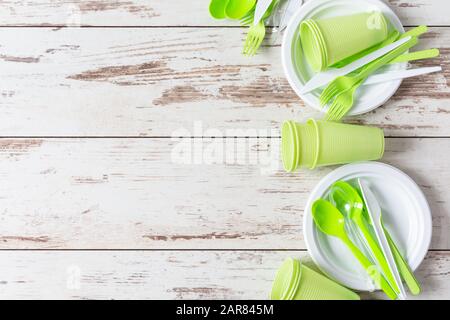 Einwegschalen aus Kunststoff. Lebensmittelplastik auf Holzhintergrund Draufsicht. Recycling-Konzept für Kunststoff und Ökologie. Kunststoffabfälle. Kopierbereich. Stockfoto