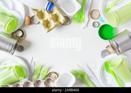 Abfallgruppe zum Recycling. Rahmen aus getrenntem Metall, Einwegplastik und Papier. Flaches Lay. Kopierbereich. Stockfoto