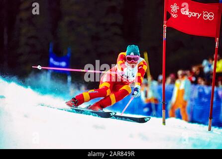 Pirmin Zürbriggen aus der Schweiz gewinnt bei den Olympischen Winterspielen 1988 die Bronzemedaille im Riesenslalom. Stockfoto