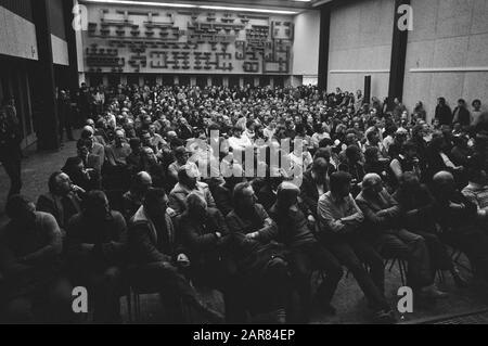 Protesttreffen der städtischen Beamten in Wibauthuis in A'dam gegen die Pläne Krankheit. Datum: 24.Februar 1982 Ort: Amsterdam, Noord-Holland Schlüsselwörter: Protesttreffen, Beamte Stockfoto