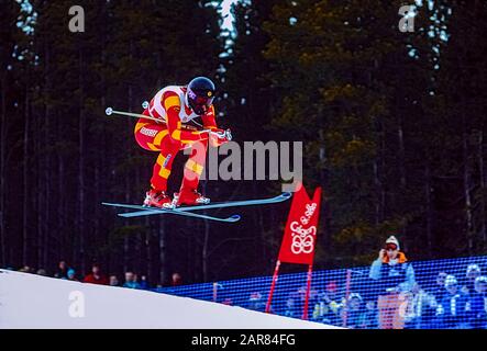 Pirmin Zürbriggen aus der Schweiz gewinnt bei den Olympischen Winterspielen 1988 die Goldmedaille in der Abfahrt. Stockfoto