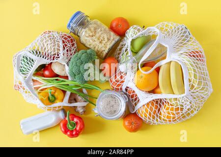 Netztasche aus Baumwolle für Lebensmittel mit Obst und Gemüse. Kein Abfall, kein Kunststoffeinkauf. Nachhaltiges Lifestyle-Konzept. Recycling. Stockfoto