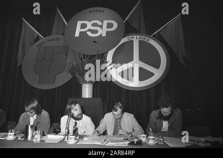 PSP-Kongress in Amsterdam, Parteichef Piet Burggraaf (zweite von links) Datum: 16. September 1972 Ort: Amsterdam, Noord-Holland Schlüsselwörter: Kongresse, Parteichefs Stockfoto