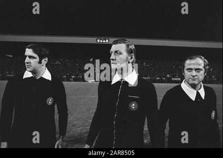 PSV gegen Benfica 0-0 (Europa Cup II), 5, 6 Schiedsrichter und Grenzrichter, 7 Kapitäne schütteln die Hände Datum: 5. März 1975 Schlüsselwörter: BennigHTS, Schiedsrichter, Sport, Fußball-Institution Name: Benfica Stockfoto