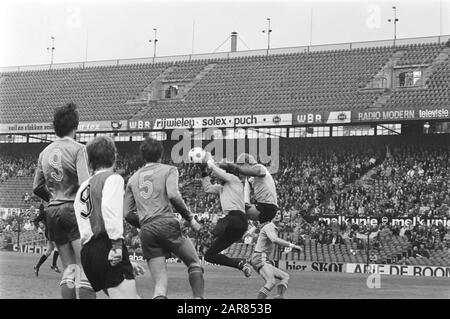 Feyenoord - PSV 3-2 PSV-Torhüter Jan van Beveren stößt mit dem Arm des Feyenoord-Angreifers Nico Jansen Datum: 3. April 1977 Ort: Rotterdam, Süd-Holland Schlüsselwörter: Erodivisie, Sport, Fußball Personenname: Beveren, Jan van, Jansen, Nico Institutionname: Feyenoord Stockfoto