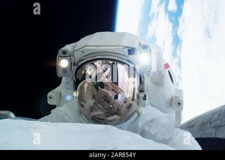 Astronaut in einem Großraumband. Elemente dieses Bildes wurden von der NASA eingerichtet. Für jeden Zweck. Stockfoto