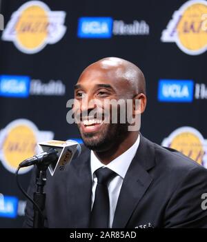 New York, Kobe Bryant spricht während seiner Pressekonferenz zur Jersey-Pensionierung in Los Angeles. Januar 2020. Das Dateifoto vom 18. Dezember 2017 zeigt, dass Kobe Bryant während seiner Pressekonferenz im Ruhestand in Los Angeles in den Vereinigten Staaten spricht. Der pensionierte NBA-Star Kobe Bryant war einer von fünf Menschen, die bei einem Hubschrauberabsturz in Calabasas im Süden Kaliforniens am 26. Januar 2020 getötet wurden. Kredit: Li Ying/Xinhua/Alamy Live News Stockfoto