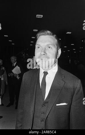 PvdA-Kongress im RAI. Ausgaben 2.3 E.R. Wiechdraayer, Sekretär PVDA, Nummern A. van der Louw Datum: 23. november 1967 Schlüsselwörter: Kongresse, Sekretärinnen Personenname: A. Van der Louw, E.R. Name Der Einrichtung der Wiechdraayer: PvdA, RAI Stockfoto