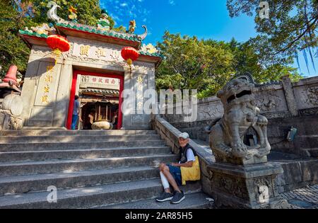 Der alte Mann bittet um Geld im Pavillon des A-Ma Tempels. Macau, China. Stockfoto