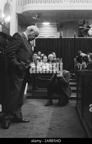 Allgemeine Überlegungen Pvda-Chef der zweiten Kammer den Uyl wartet mit gebogenem Kopf beim Fotografieren Datum: 12. Oktober 1983 Ort: Den Haag, Zuid-Holland Schlüsselwörter: Parlamentsdebatten, Parlamentarier, Pressefotografen persönlicher Name: Uyl, Joop den Stockfoto