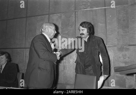 PvdA-Parteitag in Utrechter, den Uyl und Van der Louw (rechts) Datum: 9. Dezember 1972 Ort: Utrechter Schlüsselwörter: Politischer Personalname: Uyl, Joop den Stockfoto