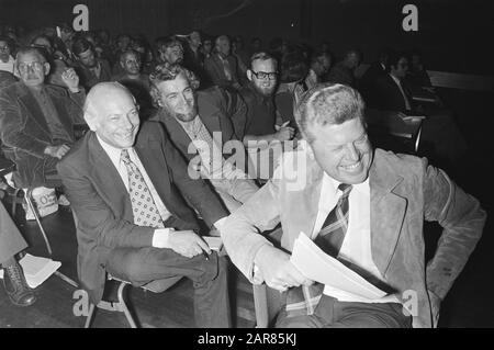 PvdA-Parteirat in Zeist, links nach rechts: Den Uyl Jaap van de Doef en Duisenberg Datum: 19. Juni 1976 Ort: Utrechter, Zeist Schlüsselwörter: Parteiräte persönlicher Name: Jaap van de Doef, Uyl, Joop den Stockfoto