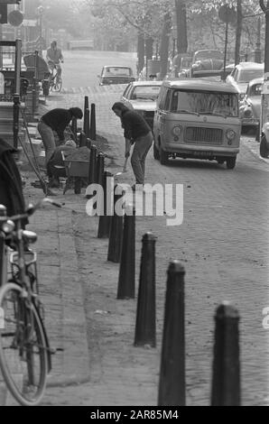 PW van Amsterdam platziert Pole, so genannte Amsterdammertjes am Regeliersgracht Datum: 17. Oktober 1974 Standort: Amsterdam, Noord-Holland Schlüsselwörter: Piles Stockfoto