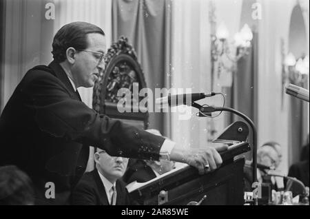 Radikale aus der KVP-Fraktion. Herr Kate. Earden gibt Erklärung im Repräsentantenhaus ab: 27. Februar 1968 Ort: Den Haag, Zuid-Holland Schlüsselwörter: Debatten, Politiker persönlicher Name: Earden, Jacques Institutioneller Name: Zweite Kammer Stockfoto