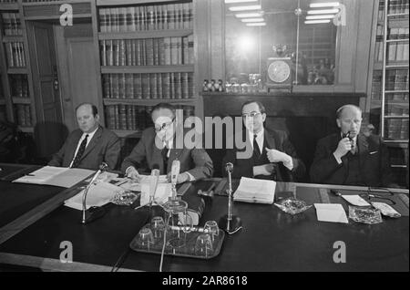 Radikale aus der KVP-Fraktion, Radikale aus der Pressekonferenz. Herr Kate. Janssen, Bogaers, Aden und Van Doorn im Gebäude Zweite Kammer Datum: 27. Februar 1968 Schlüsselwörter: Gebäude, Pressekonferenzen persönlicher Name: Bogaers Stockfoto