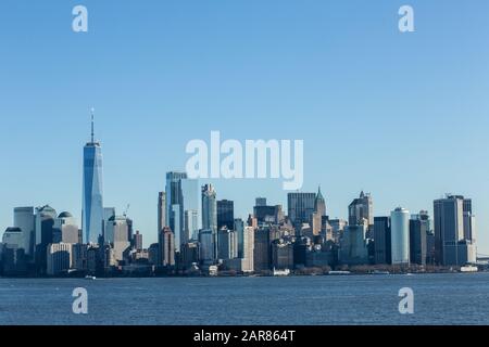 Liberty Island, NY - 9. Januar 2020. Das Südende Manhattans, mit Einem World Trade Center, von Liberty Island aus gesehen. Stockfoto