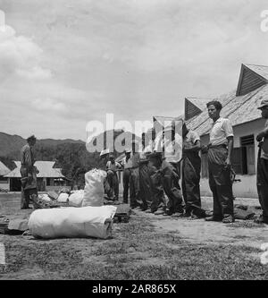 Ausbildung des Infanteriedepots KNIL Rantepao (Celebes) Rantepao eine Stadt mitten in Celebes [Hauptstadt der Toradja-Länder], hat nur den Namen des Ausbildungsinstituts für die dort ansässigen Rekruten erhalten. Besondere Aufmerksamkeit gilt der unbewaffneten Selbstverteidigung. Neue Rekruten sind in Rantepao beim Depot-Bataillon angekommen. Sie sind nicht groß, was den Forier zur Verzweiflung bringt, denn ihre Hose ist allzu groß. Datum: 4. November 1948 Ort: Indonesien, Niederländische Ostindien Stockfoto