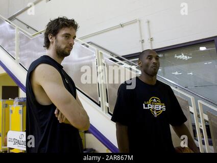 Los Angeles, KALIFORNIEN, USA. Nov. 2009. Kobe Bryant, 41, stirbt heute Sonntag, 26. Januar 2020, bei einem Hubschrauberabsturz in Calabasas, Kalifornien.Pau Gasol und Kobe Bryant erhalten am Sonntag, 25. Oktober 2009 ein Interview in der Trainingsanlage El Segundo.ARMANDO ARORIZO. Kredit: Armando Arorizo/Prensa Internacional/ZUMA Wire/Alamy Live News Stockfoto