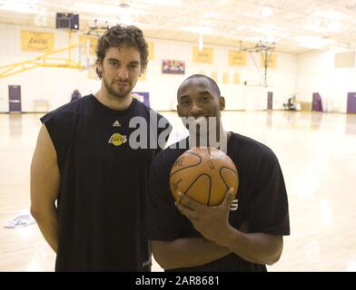 Los Angeles, KALIFORNIEN, USA. Nov. 2009. Kobe Bryant, 41, stirbt heute Sonntag, 26. Januar 2020, bei einem Hubschrauberabsturz in Calabasas, Kalifornien.Pau Gasol und Kobe Bryant erhalten am Sonntag, 25. Oktober 2009 ein Interview in der Trainingsanlage El Segundo.ARMANDO ARORIZO. Kredit: Armando Arorizo/Prensa Internacional/ZUMA Wire/Alamy Live News Stockfoto