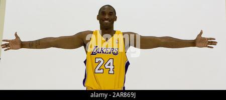 Los Angeles, KALIFORNIEN, USA. Okt. 2006. Kobe Bryant, 41, stirbt heute Sonntag, 26. Januar 2020, bei einem Hubschrauberabsturz in Calabasas, Kalifornien.(24) Kobe Bryant posiert für ein Bild während eines Medientages im Lakers Training Center in El Segundo, Kalifornien Montag, 2. Oktober 2006.ARMANDO ARORIZO. Kredit: Armando Arorizo/Prensa Internacional/ZUMA Wire/Alamy Live News Stockfoto