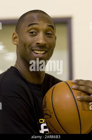 Los Angeles, KALIFORNIEN, USA. Nov. 2009. Kobe Bryant, 41, stirbt heute Sonntag, 26. Januar 2020, bei einem Hubschrauberabsturz in Calabasas, Kalifornien. Kobe Bryant am Sonntag, 25. Oktober 2009, ein Interview in der Schulungseinrichtung El Segundo.ARMANDO ARORIZO. Kredit: Armando Arorizo/Prensa Internacional/ZUMA Wire/Alamy Live News Stockfoto