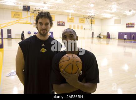Los Angeles, KALIFORNIEN, USA. Nov. 2009. Kobe Bryant, 41, stirbt heute Sonntag, 26. Januar 2020, bei einem Hubschrauberabsturz in Calabasas, Kalifornien.Pau Gasol und Kobe Bryant erhalten am Sonntag, 25. Oktober 2009 ein Interview in der Trainingsanlage El Segundo.ARMANDO ARORIZO. Kredit: Armando Arorizo/Prensa Internacional/ZUMA Wire/Alamy Live News Stockfoto