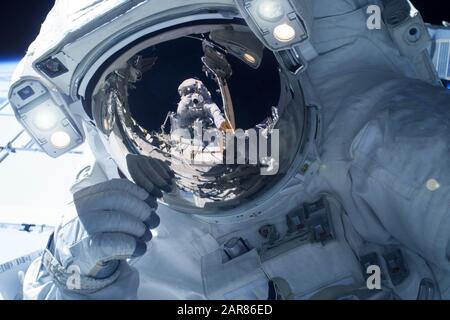 Astronaut in einem Großraumband. Elemente dieses Bildes wurden von der NASA eingerichtet. Für jeden Zweck. Stockfoto