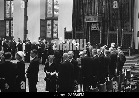 Empfang für holländische Amerikaner in Ridderzaal in den Haag, richtig mr. A. C. W. Beerman, im Gespräch mit einer Gruppe von Niederländisch-Amerikanern Datum: 29. april 1963 Ort: Den Haag, Zuid-Holland Schlüsselwörter: Amerikaner, Gespräche, Empfänge persönlicher Name: Herr A. C. W. Beerman Institutionname: Ridderzaal Stockfoto