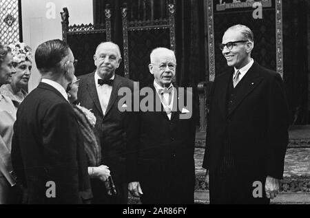 Empfang für holländische Amerikaner in Ridderzaal in den Haag, richtig mr. A. C. W. Beerman, im Gespräch mit einer Gruppe niederländischer Amerikaner/Datum: 29. april 1963 Ort: Den Haag, Zuid-Holland Schlüsselwörter: Amerikaner, Gespräche, Empfänge persönlicher Name: A. C. W. Beerman Institutionenname: Ridderzaal Stockfoto