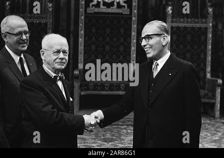 Empfang für holländische Amerikaner in Ridderzaal in den Haag, richtig mr. A. C. W. Beerman, im Gespräch mit einer Gruppe von Niederländisch-Amerikanern Datum: 29. april 1963 Ort: Den Haag, Zuid-Holland Schlüsselwörter: Amerikaner, Gespräche, Empfänge persönlicher Name: Herr A. C. W. Beerman Institutionname: Ridderzaal Stockfoto