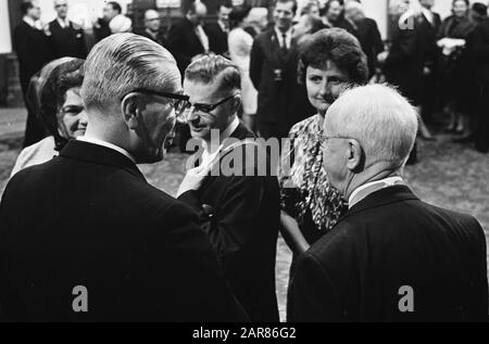 Empfang für holländische Amerikaner in Ridderzaal in den Haag, richtig mr. A. C. W. Beerman, im Gespräch mit einer Gruppe von Niederländisch-Amerikanern Datum: 29. april 1963 Ort: Den Haag, Zuid-Holland Schlüsselwörter: Amerikaner, Gespräche, Empfänge persönlicher Name: Herr A. C. W. Beerman Institutionname: Ridderzaal Stockfoto